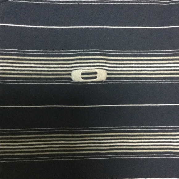 Men' Oakley S Small 34 - 36 V-Neck T-Shirt Top Striped Blue Gray Short Sleeve - Picture 6 of 7